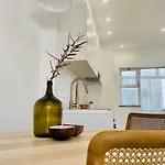 Bright Modern 3 Bedroom In Downtown
