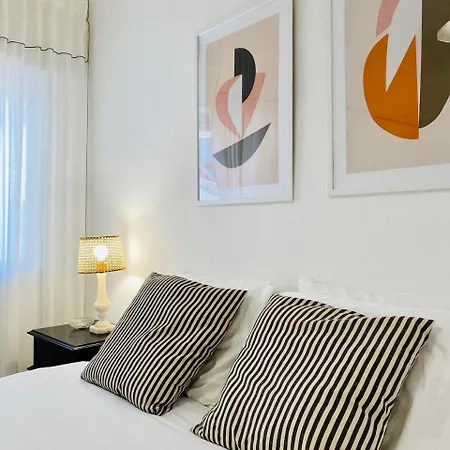 Апартаменты Bright Modern 3 Bedroom In Downtown *