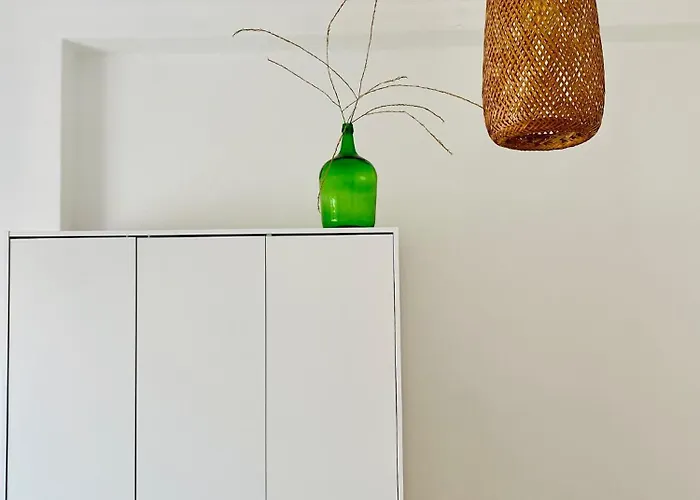 Bright Modern 3 Bedroom In Downtown *