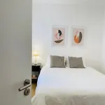 Bright Modern 3 Bedroom In Downtown *